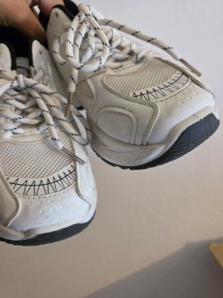 Scarpe sportive bianche e nere taglia 39