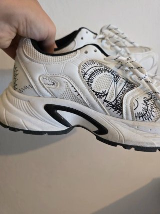 Scarpe sportive bianche e nere taglia 39