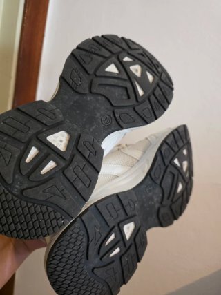 Scarpe sportive bianche e nere taglia 39