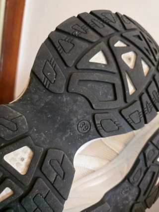 Scarpe sportive bianche e nere taglia 39
