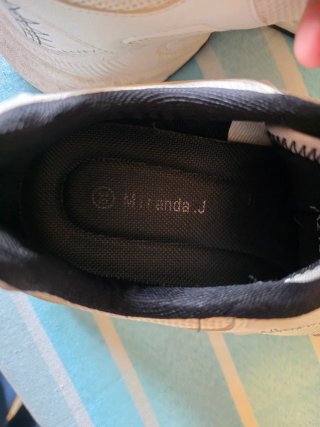 Scarpe sportive bianche e nere taglia 39