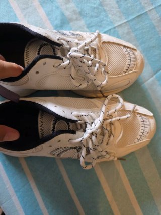 Scarpe sportive bianche e nere taglia 39