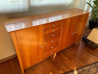 Mueble de madera marrón