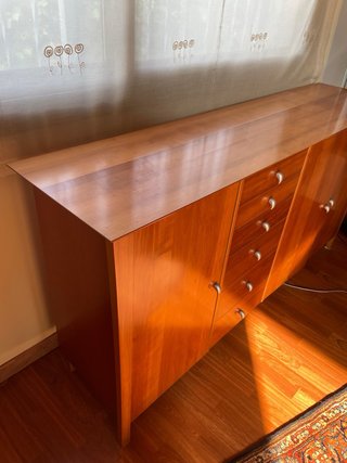 Mueble de madera marrón