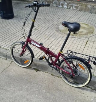 Bicicleta plegable Btwin color burdeos