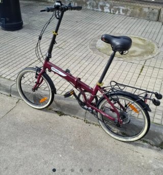 Bicicleta plegable Btwin color burdeos