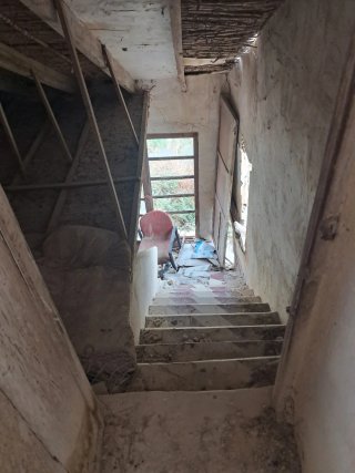 Casa de dos plantas con garaje y terreno