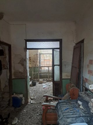 Casa de dos plantas con garaje y terreno