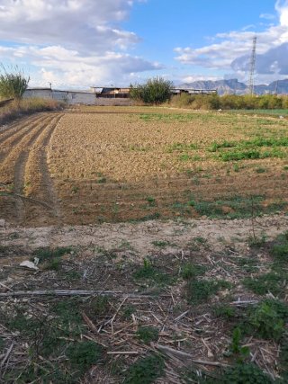 Casa de dos plantas con garaje y terreno
