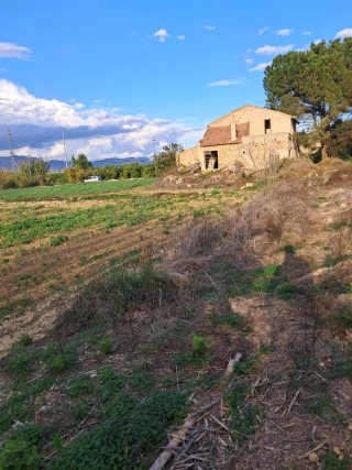 Casa de dos plantas con garaje y terreno