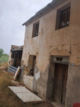 Casa de dos plantas con garaje y terreno