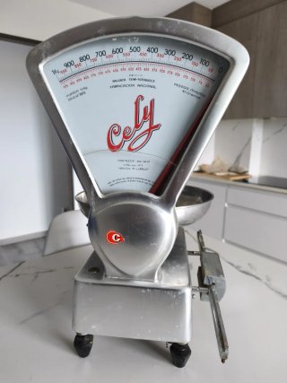 Balanza antigua de cocina Cely