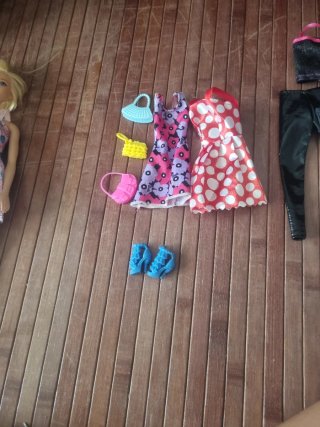 Barbie con vestiti e accessori