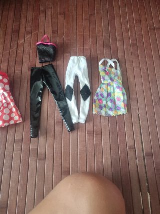 Barbie con vestiti e accessori