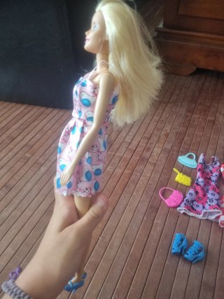 Barbie con vestiti e accessori