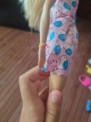 Barbie con vestiti e accessori