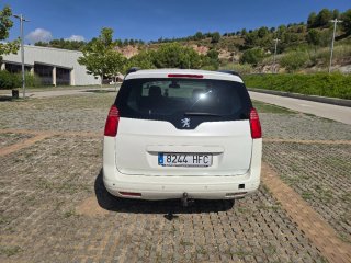 Peugeot 5008 2011