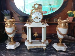 Reloj de sobremesa pórtico antiguo con candelabros