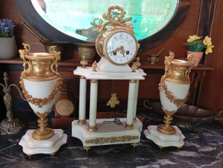Reloj de sobremesa pórtico antiguo con candelabros