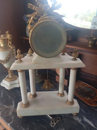 Reloj de sobremesa pórtico antiguo con candelabros