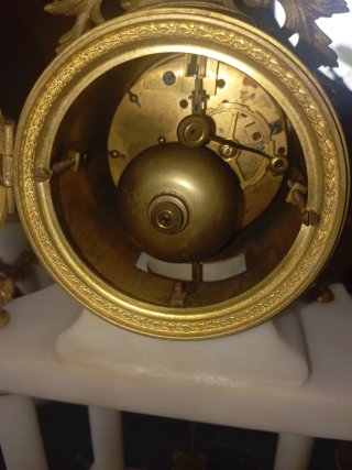 Reloj de sobremesa pórtico antiguo con candelabros