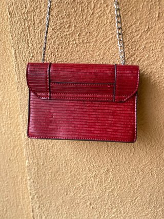 Bolso de mano rojo vintage con cadena
