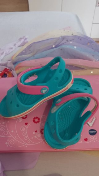 Sandalias Crocs niña turquesa y rosa