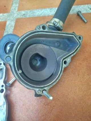 Tapa Bomba Agua Kawasaki ER6N 06-08