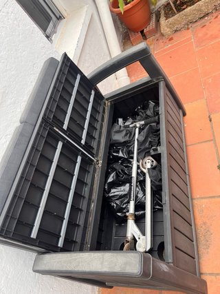 Banco Ketter con cofre gris