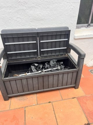 Banco Ketter con cofre gris