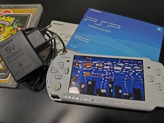 PSP 3004 Argento/Bianco + Crash Guerra al Coco