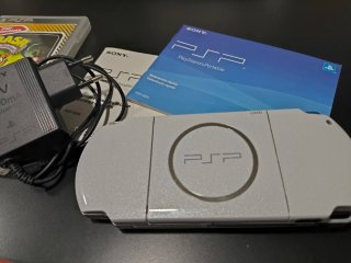 PSP 3004 Argento/Bianco + Crash Guerra al Coco