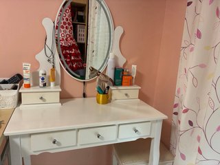 Tocador de maquillaje blanco