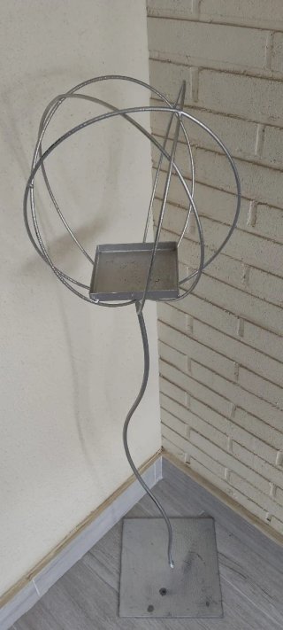 Pie de hierro para terraza con macetero