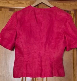 Traje de lino rojo cliché