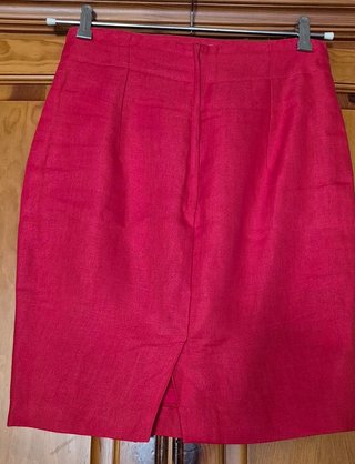 Traje de lino rojo cliché