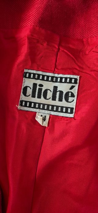 Traje de lino rojo cliché