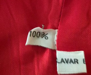 Traje de lino rojo cliché