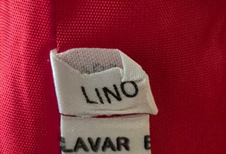 Traje de lino rojo cliché