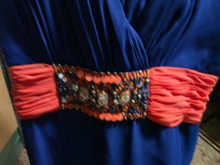 Mono elegante azul y naranja