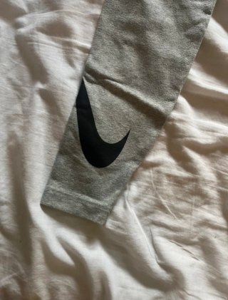 Mallas Nike grises con logo