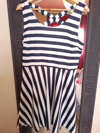 Vestido de rayas azul y blanco