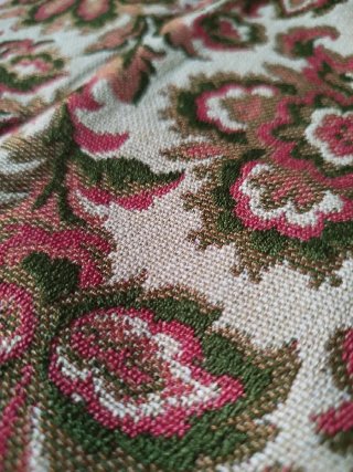 Tela para tapizar floral verde y rojo