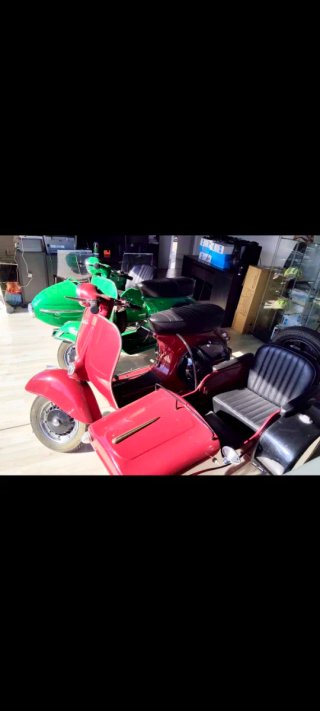 Vespa 160cc con sidecar verde y rojo