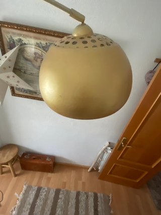 Lámpara de pie dorada