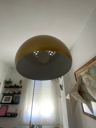Lámpara de pie dorada