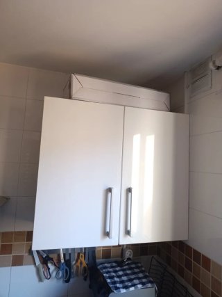 Muebles de cocina blancos y plateados