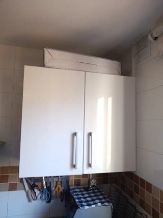 Muebles de cocina blancos y plateados