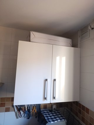 Muebles de cocina blancos y plateados