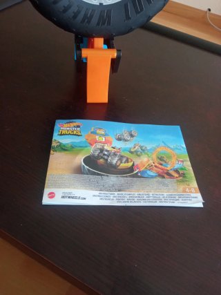 Rueda de acrobacias hotwheels con cuatro coches